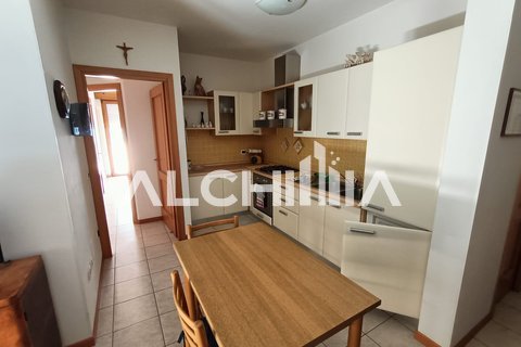 Rif. KS-V065 - Appartamento trilocale al 2' piano con garage Borgo