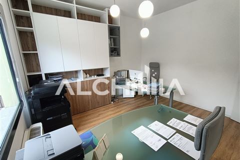 Rif. KS-AF150 Affittasi due uffici in co-working  con inclusi servizi Dogana