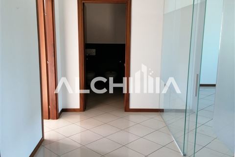 Rif. KS-AF100 Affittasi ufficio dirigenziale mq. 120 4 abitabilità Dogana