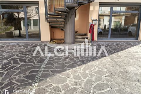 Rif. KS-AF165 Affittasi negozio mq. 70 con 2 posti auto Serravalle