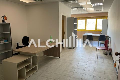 Rif. KS-AF185 Affittasi ufficio di circa 50 mq al 1° piano Dogana