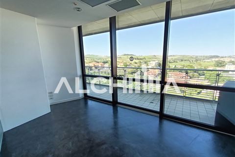 KS-AF189 Affittasi al WTC ufficio direzionale con ampio terrazzo 6 piano Dogana