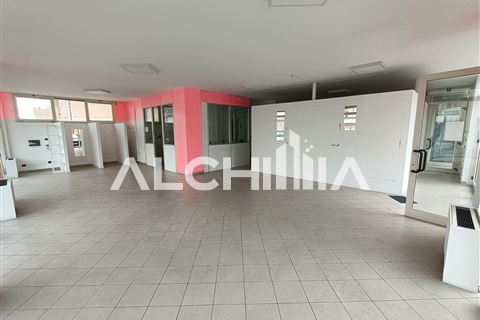 Rif. KS-AF194 Affittasi negozio mq. 140 circa con vetrine Dogana