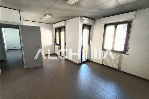 Rif. KS-AF201 Affittasi ufficio mq. 135 circa piano 1 con ascensore Dogana