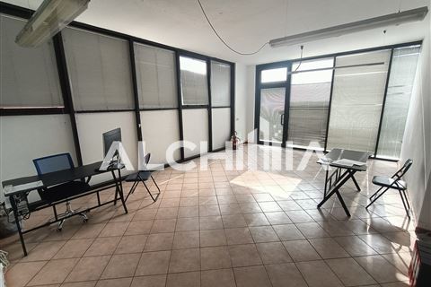 Rif. KS-AF325 affittasi negozio/ufficio di 50 mq. circa con due posti auto Serravalle