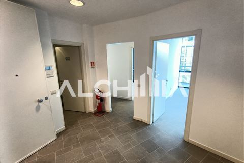 Rif. KS-AF342 Affittasi ufficio mq. 50 circa con ampio balcone Dogana